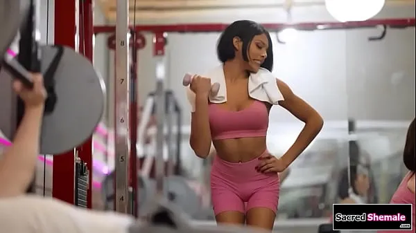Bedste Latina tgirl Lola Morena gets barebacked at a gym seje videoer