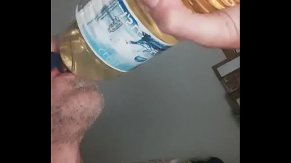 Bästa Chugging 1,5 litres of male piss, swallowing all until last drop part two coola videor