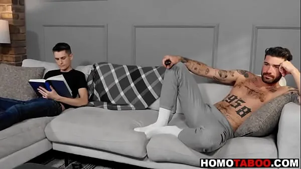 Najboljši Gay stepson rides big cock of his stepdad kul videoposnetki