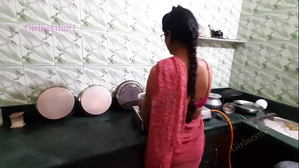最佳Indian Bhabi Fucked in Kitchen by Devar - Bhabi in Red Saree酷视频
