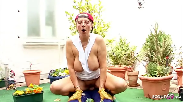 Najboljši German Grandma with Huge Boobs seduce to Fuck in her Garden kul videoposnetki