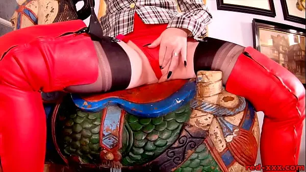 Nejlepší Hot MILF Red XXX in her sexy red thigh high boots skvělá videa