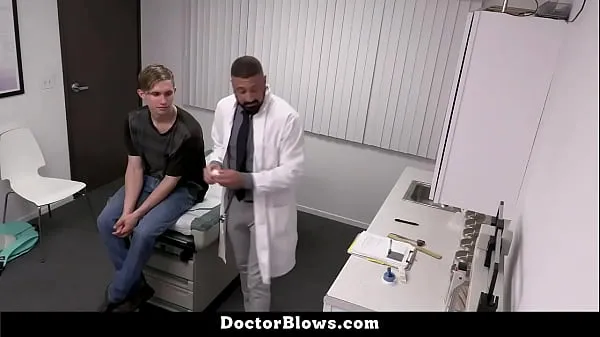 Les meilleures vidéos Pervert Doctor a un traitement spécial pour les mecs chauds sympas