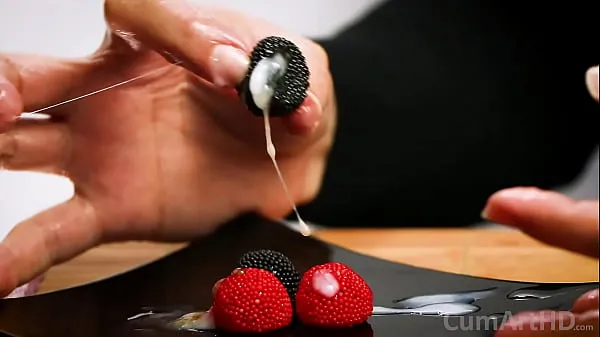 Najboljši CFNM Handjob cum on candy berries! (Cum on food 3 kul videoposnetki