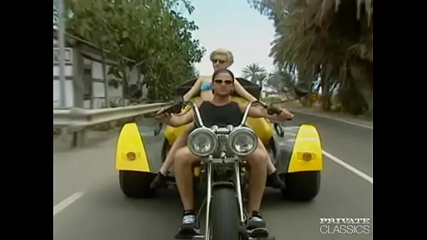 Najboljši Kitty Gets a Threesome on a Motorbike kul videoposnetki
