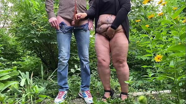 En iyi Outdoor masturbating milf with sexy belly made me cum from her handjob harika Videolar
