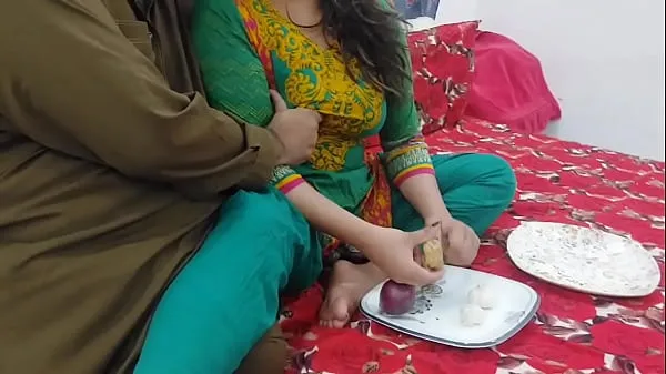 Najboljši XXX Desi Helping My Stepmom In Cutting Vegetable Than Fucking Her Big Ass , She is Cheating My Stepdaddy Clear Hindi Audio kul videoposnetki