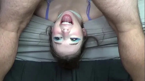 최고의 Beautiful Teen Gets Messy in Extreme Deepthroat Off the Bed Facefuck with Head Slamming Throatpie 멋진 비디오