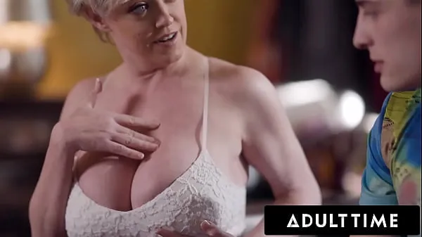 Najboljši ADULT TIME - Dee Williams' Stepson Can't Take His Eyes Off Of His Stepmom's Big Tits kul videoposnetki