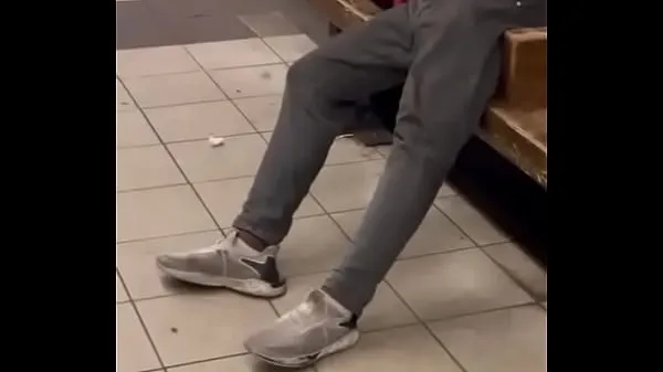 Video Homeless at subway keren terbaik