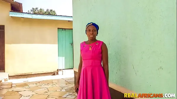 最佳Real African Dinner Lady Waiting For Her Congolese BF To Pick Her Up酷视频