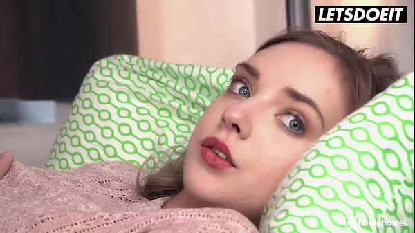 بہترین FREE FULL VIDEO - Skinny Girl (Oxana Chic) Gets Horny And Seduces Big Cock Stranger - HORNY HOSTEL عمدہ ویڈیوز