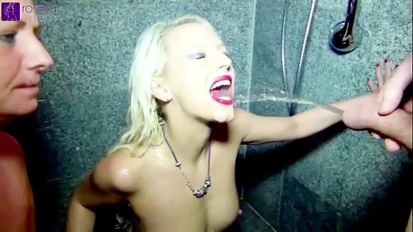 أفضل In the shower of the gym, together with girlfriend, used as a living pissoars مقاطع فيديو رائعة