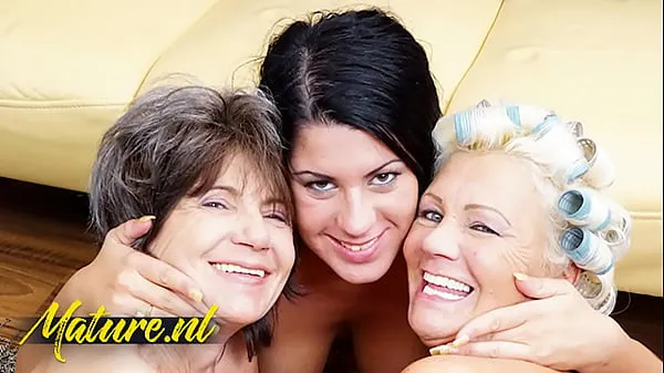 Bästa Horny Teen Rashina Invited a Lesbian Mature Couple Over For Hot Threesome coola videor