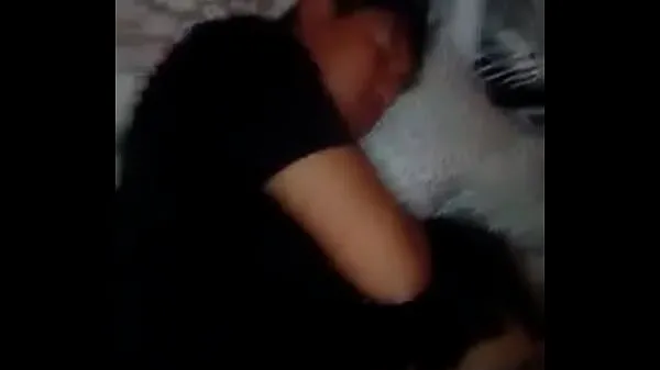 Bedste THEY FUCK HIS WIFE WHILE THE CUCKOLD SLEEPS seje videoer