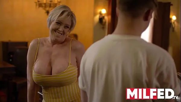 A legjobb Mother-in-law Seduces him with her HUGE Tits (Dee Williams) — MILFED menő videók
