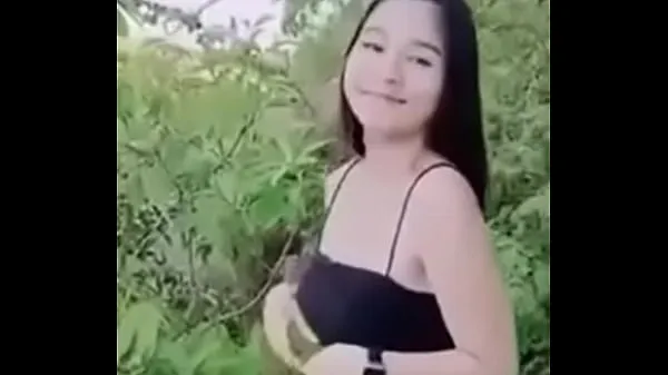 最佳Little Mintra is fucking in the middle of the forest with her husband酷视频