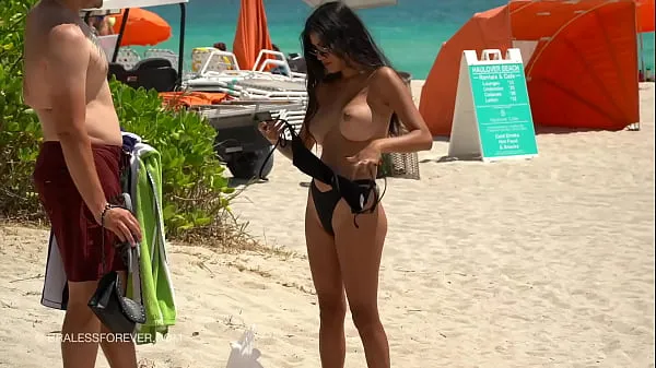 Najboljši Huge boob hotwife at the beach kul videoposnetki