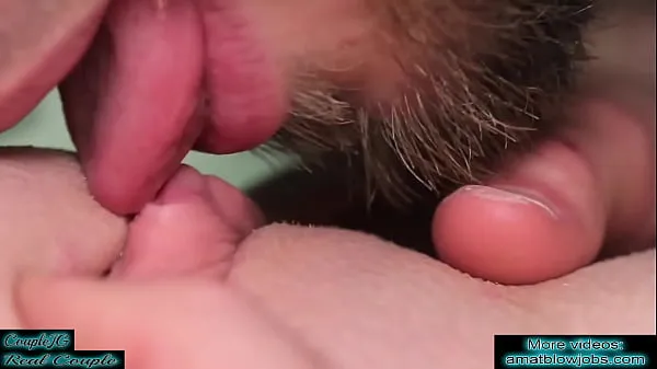 最高の猫舐め。クリトリスの舐め、マンコの指使い、本物の女性のオーガズムをクローズアップ。大声でうめき声オーガズムクールなビデオ