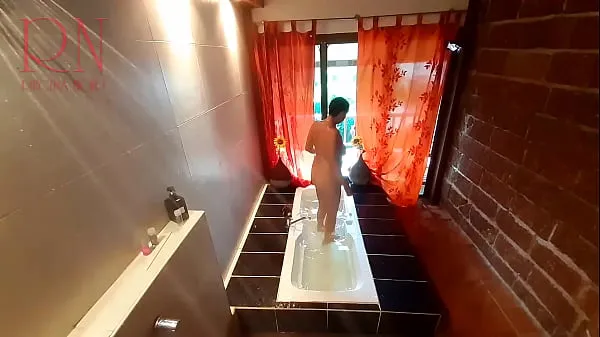 Parhaat Peep. Voyeur. Housewife washes in the shower with soap, shaves her pussy in the bath. 2 1 hienot videot