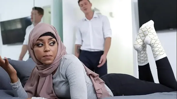 Bedste Hijab-Hating Muslim Babe Rebels and Has Wild Sex With Her Stepbrother seje videoer