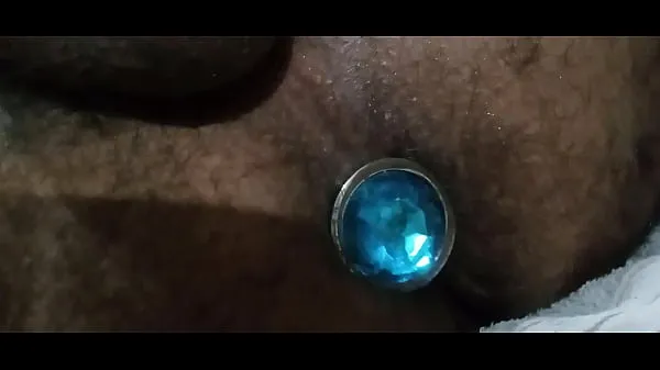Video My naughty husband stuck the plug in the ass and started to blink and moan very tasty keren terbaik