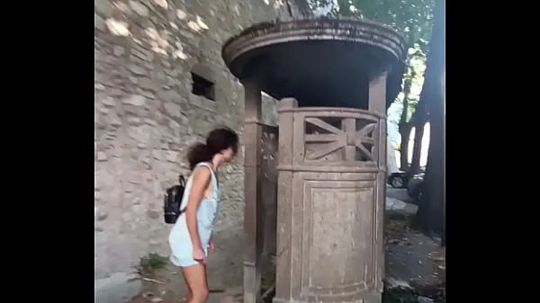 Les meilleures vidéos Je fais pipi dehors dans des toilettes médiévales sympas