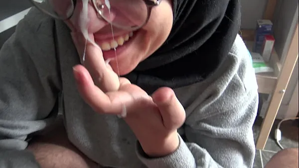 Melhores vídeos Uma garota muçulmana fica perturbada ao ver o grande pau francês de seu professor legais