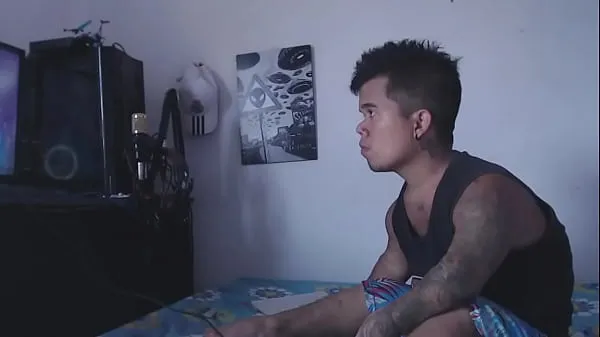 Video hay nhất While the dwarf had fun playing with his video games, the stepsister arrives horny to play with his penis thú vị