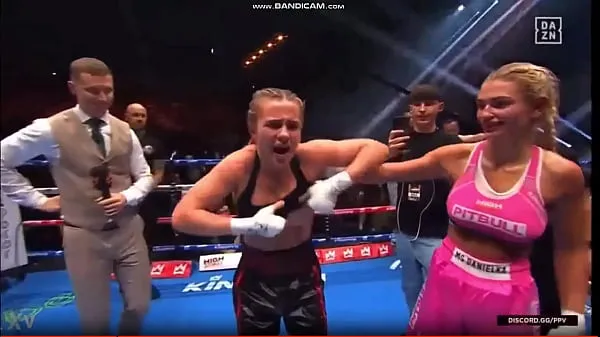 Najboljši Uncensored Daniella Hemsley Flashing after boxing Win kul videoposnetki