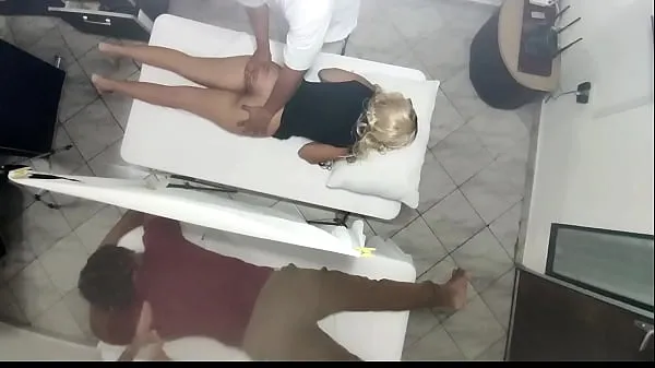 Najlepsze Erotic Massage on the Body of the Beautiful Wife next to her Husband in the Couples Massage Parlor It was Recorded How the Wife is Manipulated by the Doctor and Then Fucked next to her Husband NTR fajne filmy