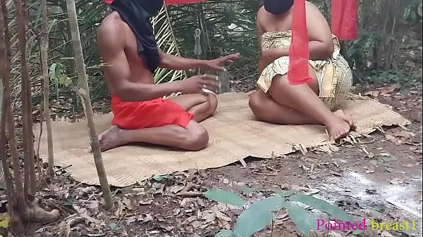 Bedste Ambitious house wife went to baba native doctor to collect charm to enable her manipulate the chairman of her village to make her his second wife, end up getting banged by baba's big dick in the shrine seje videoer