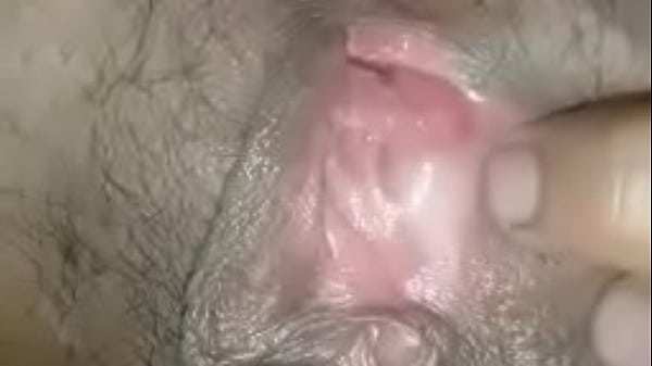 Najboljši Spreading the big girl's pussy, stuffing the cock in her pussy, it's very exciting, fucking her clit until the cum fills her pussy hole, her moaning makes her extremely aroused kul videoposnetki