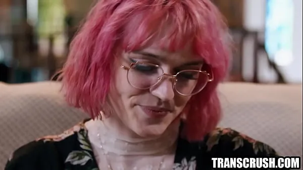 最佳Trans woman with pink hair fucking 2 lesbian girls酷视频
