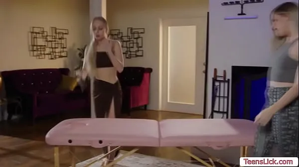 最佳Teen masseuse enjoys licking her customers pussy酷视频