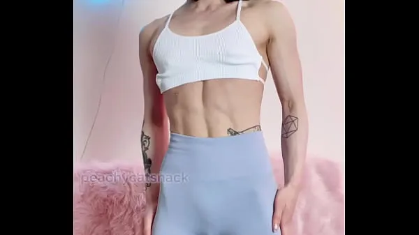 최고의 Nerdy, cute, and petite Asian muscle girl flexes in workout leggings 멋진 비디오