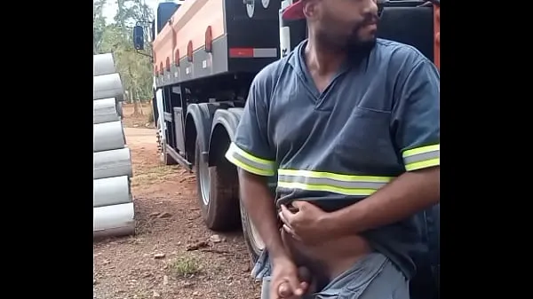 Beste Worker Masturbating on Construction Site Hidden Behind the Company Truck coole video's