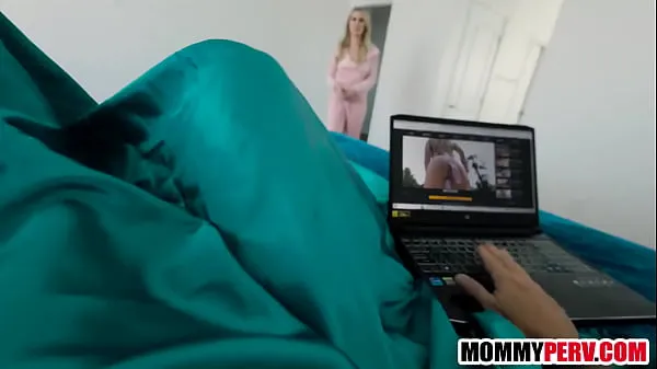 Video hay nhất Stepmom caught me masturbate to porn & sucked my cock thú vị
