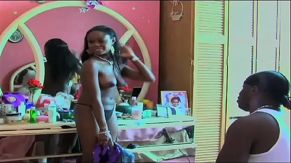 أفضل big titted ebony actress walks around naked on moive set at end of video مقاطع فيديو رائعة
