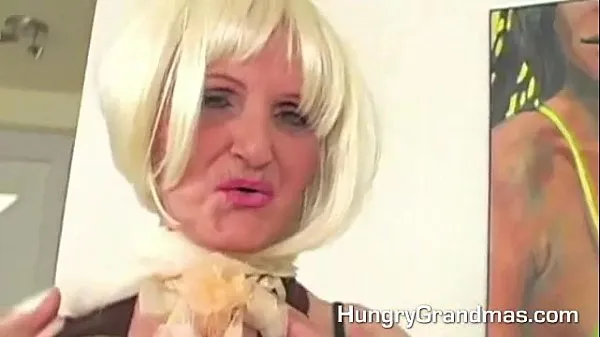 Video Horny Blonde Granny Whore Fucks y keren terbaik