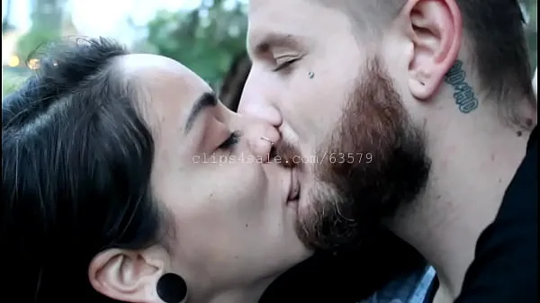 Les meilleures vidéos Kissing (Dave and Lizzy) Video 2 Preview sympas